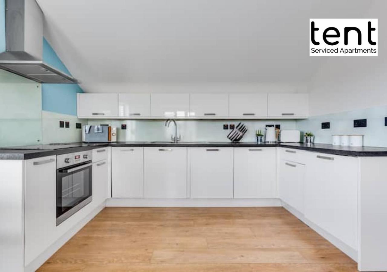Stylish 1 Bed Apt , Central , Pkg, Perfect For Long Stays Egham Exterior foto