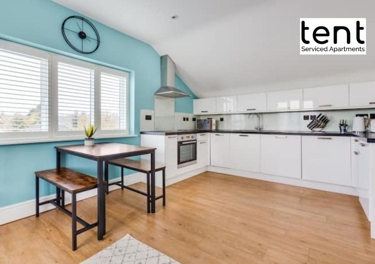 Stylish 1 Bed Apt , Central , Pkg, Perfect For Long Stays Egham Exterior foto